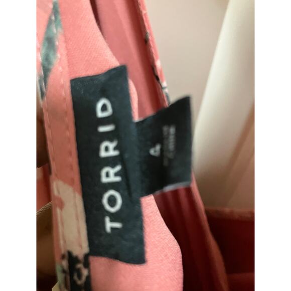 TORRID 4X Pink Floral Dress V- NECK Flowy Knee Length Flutter Sleeves Spring - Picture 3 of 3